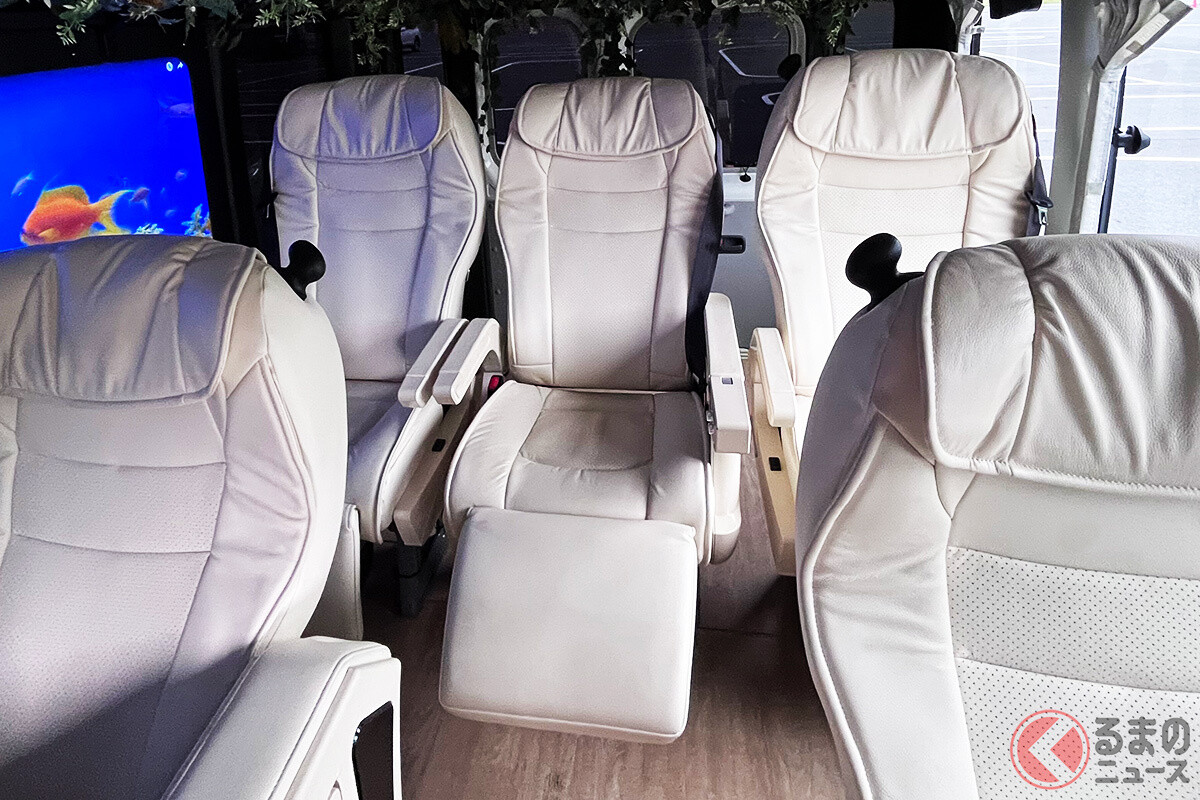 トヨタが豪華バス「Executive Lounge」製作!? キャプテンシート採用の「FCコースター」 水素社会への取り組みとは