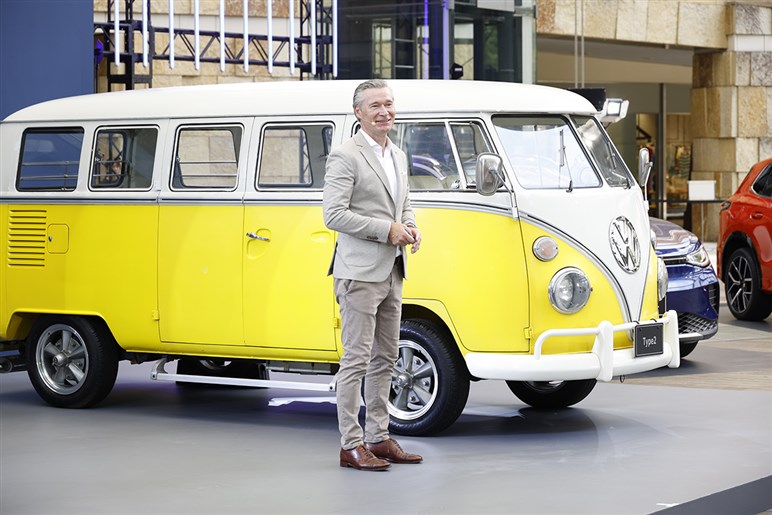【アルファード超えの存在感】VWの新型ミニバン「ID.バズ」が日本予約開始。圧倒的センスで日本の風景を書き換えるか？