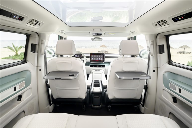 【アルファード超えの存在感】VWの新型ミニバン「ID.バズ」が日本予約開始。圧倒的センスで日本の風景を書き換えるか？