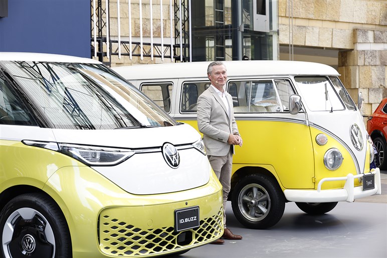 【アルファード超えの存在感】VWの新型ミニバン「ID.バズ」が日本予約開始。圧倒的センスで日本の風景を書き換えるか？