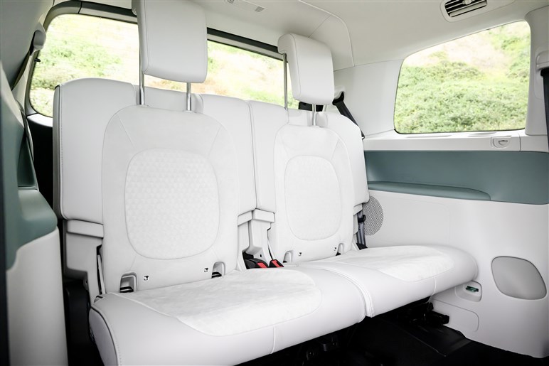 【アルファード超えの存在感】VWの新型ミニバン「ID.バズ」が日本予約開始。圧倒的センスで日本の風景を書き換えるか？