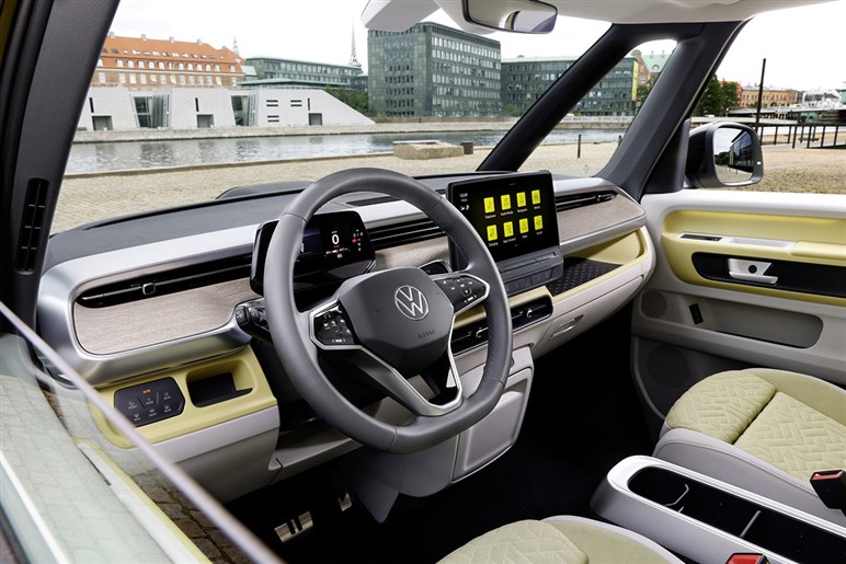【アルファード超えの存在感】VWの新型ミニバン「ID.バズ」が日本予約開始。圧倒的センスで日本の風景を書き換えるか？