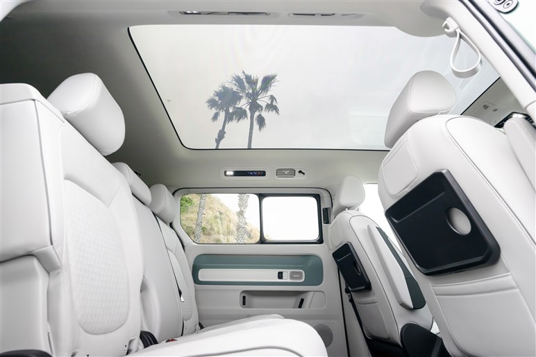 【アルファード超えの存在感】VWの新型ミニバン「ID.バズ」が日本予約開始。圧倒的センスで日本の風景を書き換えるか？