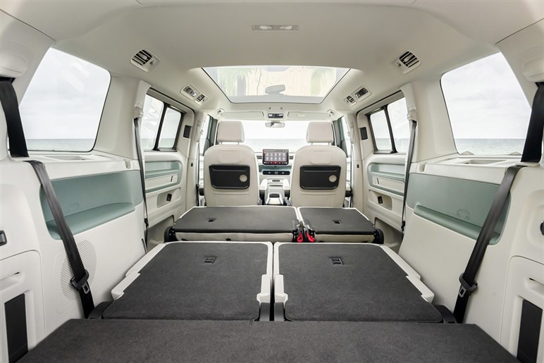 【アルファード超えの存在感】VWの新型ミニバン「ID.バズ」が日本予約開始。圧倒的センスで日本の風景を書き換えるか？