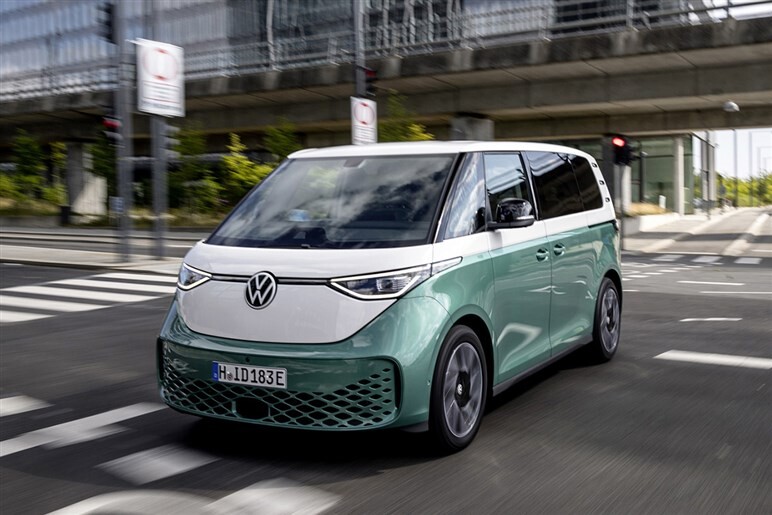 【アルファード超えの存在感】VWの新型ミニバン「ID.バズ」が日本予約開始。圧倒的センスで日本の風景を書き換えるか？