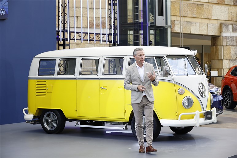 【アルファード超えの存在感】VWの新型ミニバン「ID.バズ」が日本予約開始。圧倒的センスで日本の風景を書き換えるか？