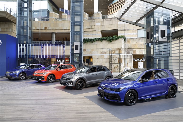 【アルファード超えの存在感】VWの新型ミニバン「ID.バズ」が日本予約開始。圧倒的センスで日本の風景を書き換えるか？