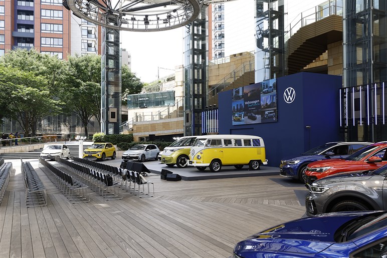 【アルファード超えの存在感】VWの新型ミニバン「ID.バズ」が日本予約開始。圧倒的センスで日本の風景を書き換えるか？
