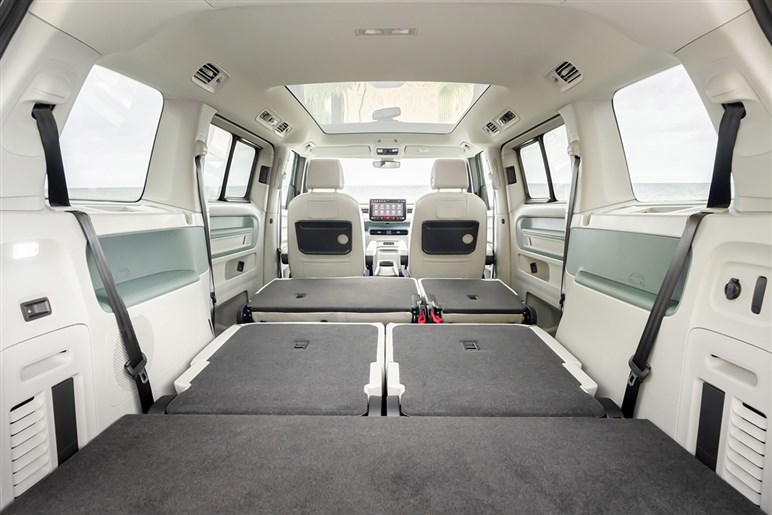 【アルファード超えの存在感】VWの新型ミニバン「ID.バズ」が日本予約開始。圧倒的センスで日本の風景を書き換えるか？