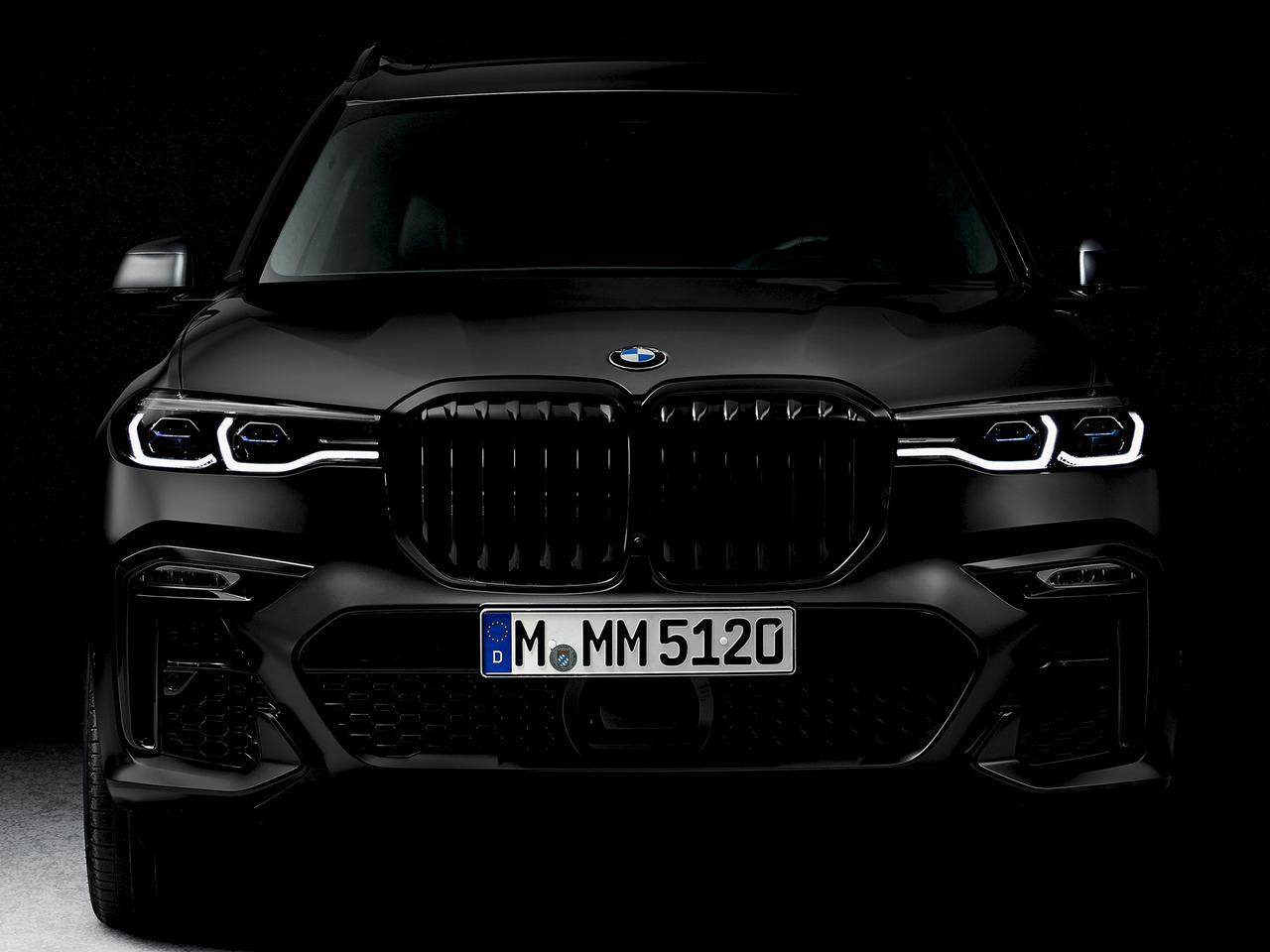BMWが7台限定の「BMW X7 エディション ダークシャドウ」を発売。M50iをベースにした高性能SUV