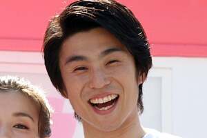 俳優「中尾明慶」が“愛車”の「高級ミニバン」に反響多数！ 1000万円超えモデルもある「トヨタ車」に「ステキ」「羨ましい」声も！ 運転手付きの「移動用マシン」どんなモデル？