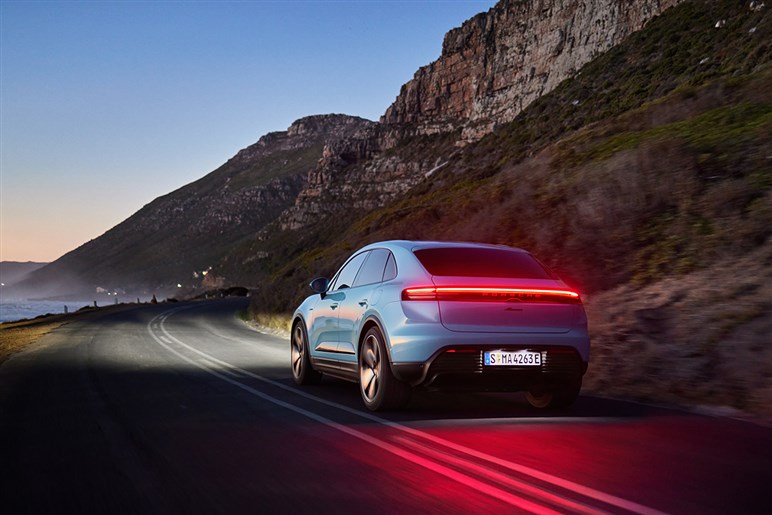 【なぜ今EV？】ポルシェ新型「カイエン」がフル電動化。マカン似フォルムや異次元4枚スクリーンでターボは1900万円超え