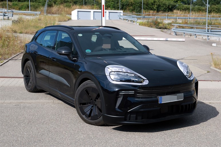 【なぜ今EV？】ポルシェ新型「カイエン」がフル電動化。マカン似フォルムや異次元4枚スクリーンでターボは1900万円超え