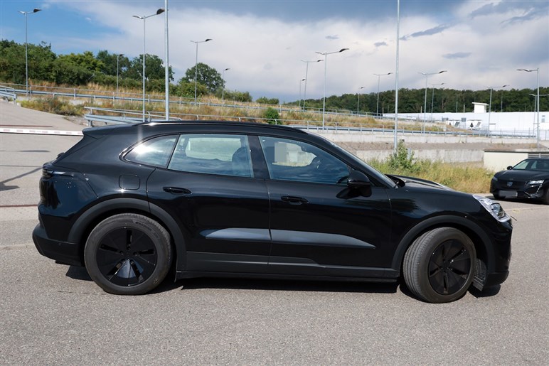 【なぜ今EV？】ポルシェ新型「カイエン」がフル電動化。マカン似フォルムや異次元4枚スクリーンでターボは1900万円超え