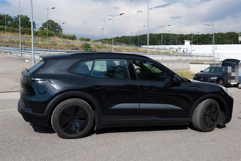 【なぜ今EV？】ポルシェ新型「カイエン」がフル電動化。マカン似フォルムや異次元4枚スクリーンでターボは1900万円超え