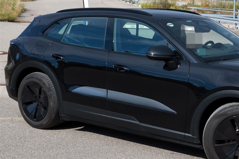 【なぜ今EV？】ポルシェ新型「カイエン」がフル電動化。マカン似フォルムや異次元4枚スクリーンでターボは1900万円超え