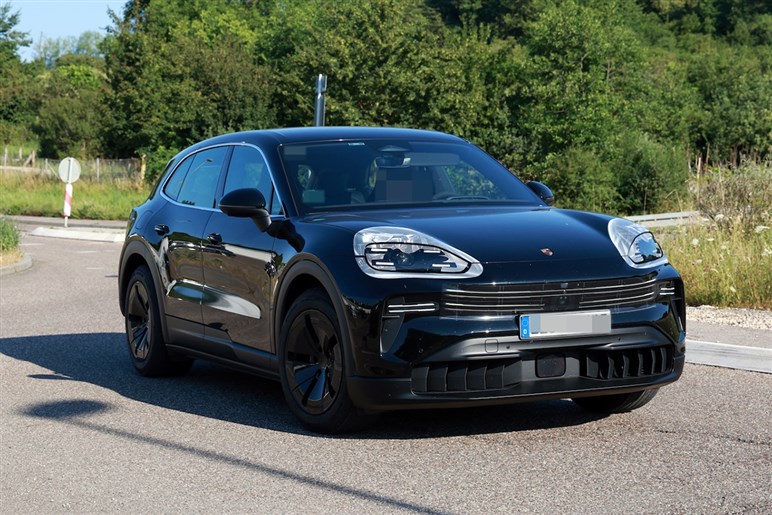 【なぜ今EV？】ポルシェ新型「カイエン」がフル電動化。マカン似フォルムや異次元4枚スクリーンでターボは1900万円超え