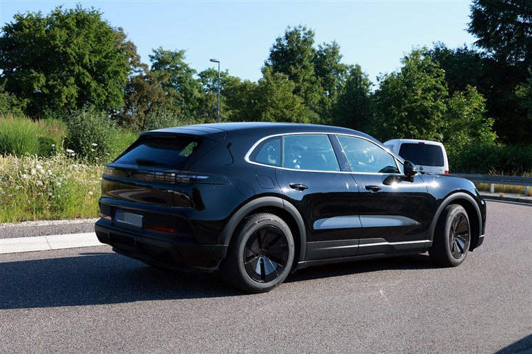 【なぜ今EV？】ポルシェ新型「カイエン」がフル電動化。マカン似フォルムや異次元4枚スクリーンでターボは1900万円超え