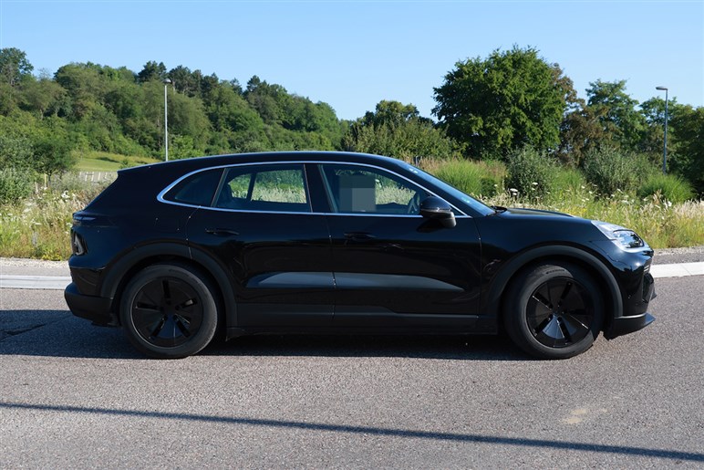 【なぜ今EV？】ポルシェ新型「カイエン」がフル電動化。マカン似フォルムや異次元4枚スクリーンでターボは1900万円超え
