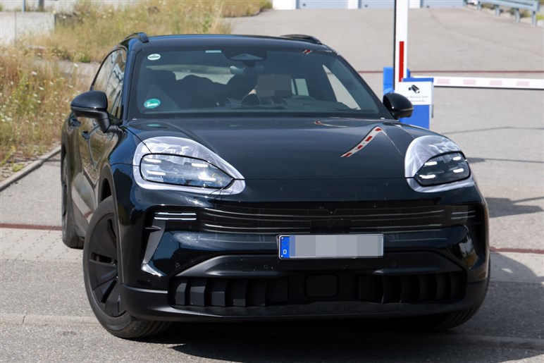【なぜ今EV？】ポルシェ新型「カイエン」がフル電動化。マカン似フォルムや異次元4枚スクリーンでターボは1900万円超え