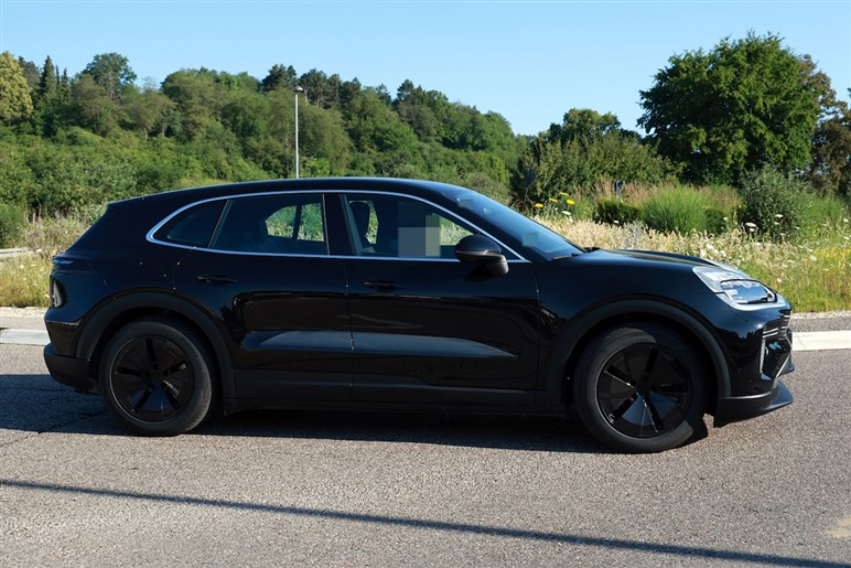 【なぜ今EV？】ポルシェ新型「カイエン」がフル電動化。マカン似フォルムや異次元4枚スクリーンでターボは1900万円超え