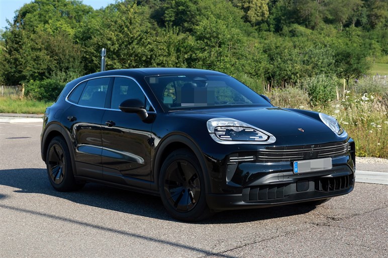 【なぜ今EV？】ポルシェ新型「カイエン」がフル電動化。マカン似フォルムや異次元4枚スクリーンでターボは1900万円超え
