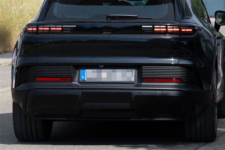 【なぜ今EV？】ポルシェ新型「カイエン」がフル電動化。マカン似フォルムや異次元4枚スクリーンでターボは1900万円超え