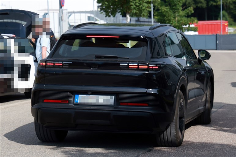 【なぜ今EV？】ポルシェ新型「カイエン」がフル電動化。マカン似フォルムや異次元4枚スクリーンでターボは1900万円超え