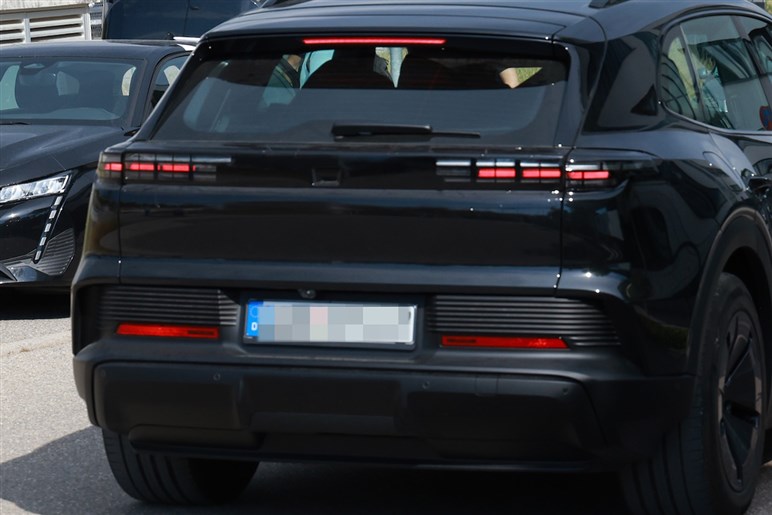 【なぜ今EV？】ポルシェ新型「カイエン」がフル電動化。マカン似フォルムや異次元4枚スクリーンでターボは1900万円超え