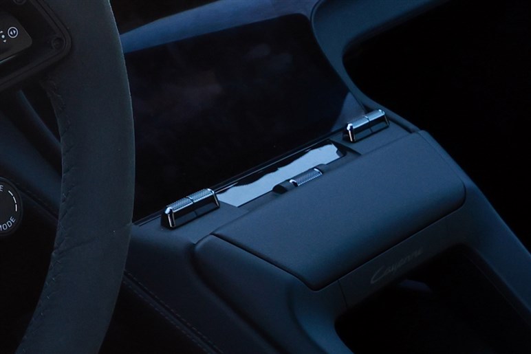 【なぜ今EV？】ポルシェ新型「カイエン」がフル電動化。マカン似フォルムや異次元4枚スクリーンでターボは1900万円超え