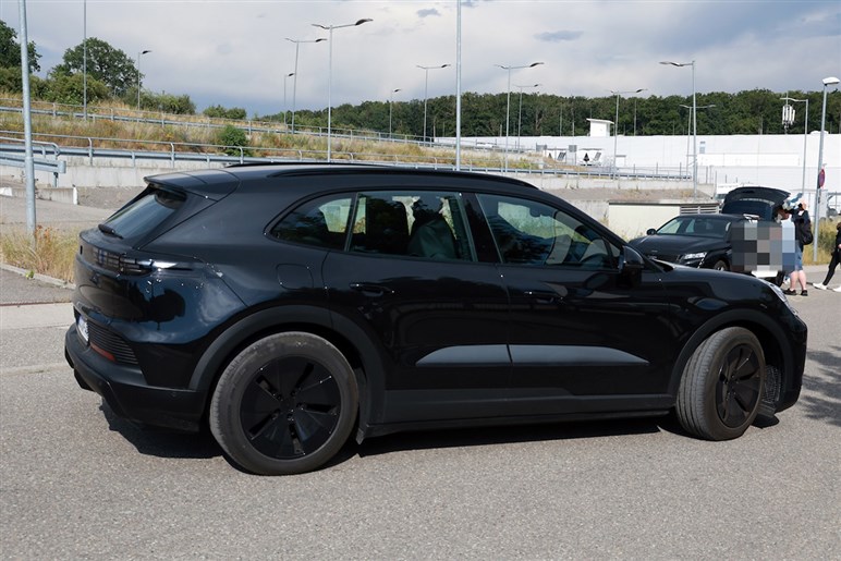 【なぜ今EV？】ポルシェ新型「カイエン」がフル電動化。マカン似フォルムや異次元4枚スクリーンでターボは1900万円超え