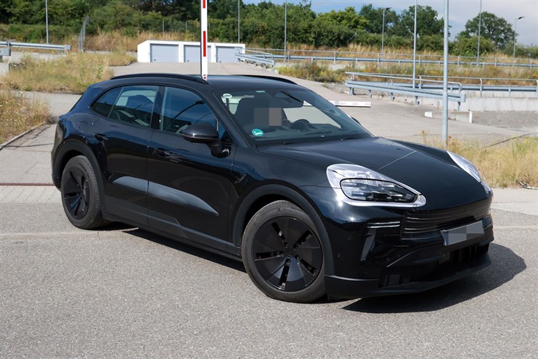 【なぜ今EV？】ポルシェ新型「カイエン」がフル電動化。マカン似フォルムや異次元4枚スクリーンでターボは1900万円超え