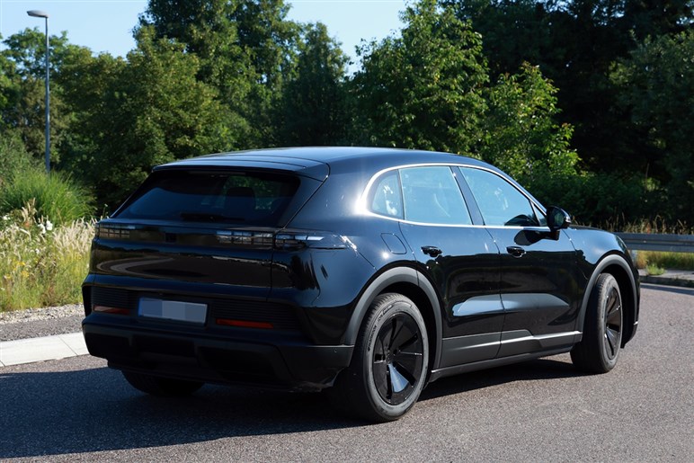 【なぜ今EV？】ポルシェ新型「カイエン」がフル電動化。マカン似フォルムや異次元4枚スクリーンでターボは1900万円超え