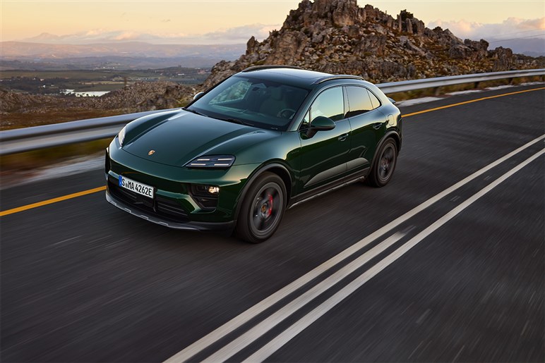 【なぜ今EV？】ポルシェ新型「カイエン」がフル電動化。マカン似フォルムや異次元4枚スクリーンでターボは1900万円超え