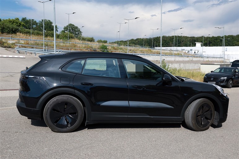 【なぜ今EV？】ポルシェ新型「カイエン」がフル電動化。マカン似フォルムや異次元4枚スクリーンでターボは1900万円超え