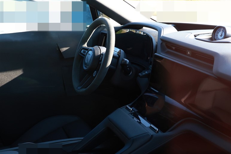 【なぜ今EV？】ポルシェ新型「カイエン」がフル電動化。マカン似フォルムや異次元4枚スクリーンでターボは1900万円超え