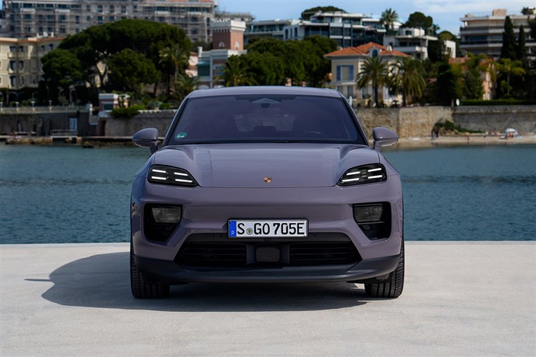 【なぜ今EV？】ポルシェ新型「カイエン」がフル電動化。マカン似フォルムや異次元4枚スクリーンでターボは1900万円超え