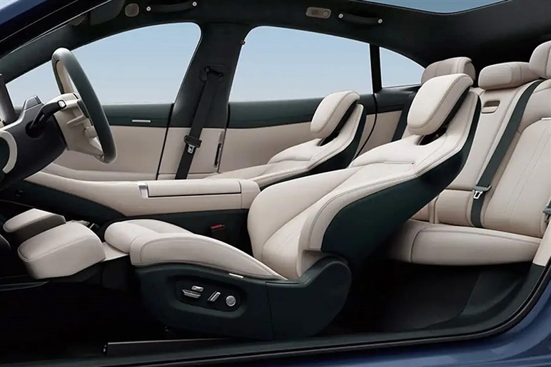 生産終了と噂のBMW「XM」後継はSUV版“スピードトップ”か。ベースはカイエン超えサイズの中国産大型SUVってマジ？
