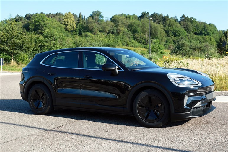 【なぜ今EV？】ポルシェ新型「カイエン」がフル電動化。マカン似フォルムや異次元4枚スクリーンでターボは1900万円超え