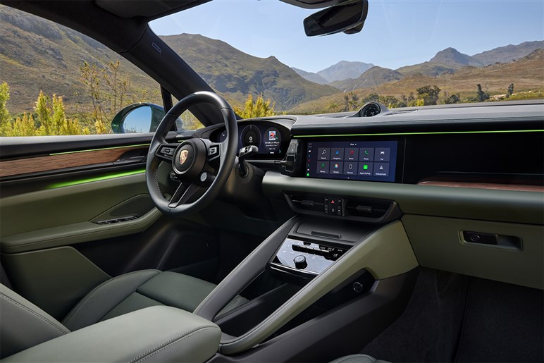 【なぜ今EV？】ポルシェ新型「カイエン」がフル電動化。マカン似フォルムや異次元4枚スクリーンでターボは1900万円超え