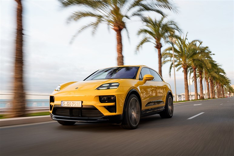【なぜ今EV？】ポルシェ新型「カイエン」がフル電動化。マカン似フォルムや異次元4枚スクリーンでターボは1900万円超え