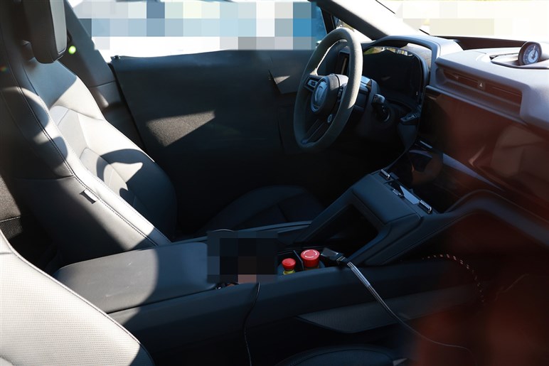 【なぜ今EV？】ポルシェ新型「カイエン」がフル電動化。マカン似フォルムや異次元4枚スクリーンでターボは1900万円超え