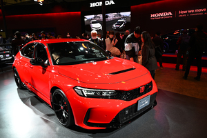 今度のタイプRは黒い！ 内装をブラックで統一した「ホンダ・シビック タイプRレーシングブラックパッケージ」が登場。【東京オートサロン2025】