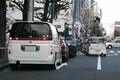 人気スポットの駐車待ちでクルマが車道にズラリ！　駐車違反に「人の有無」は関係ないけどコレって駐車違反にならないの？