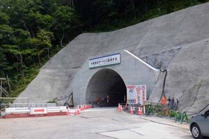 国道107号「大石トンネル」今冬開通へ 工事2年でついに貫通 1.8kmの復旧ルートで被災箇所を一気に通過