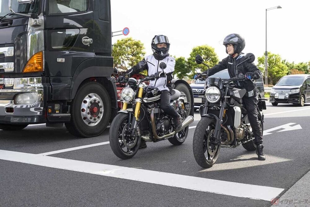 絶対に地面に足を着かなきゃ違反になる!? バイクで一時停止する際の決まりを徹底解説