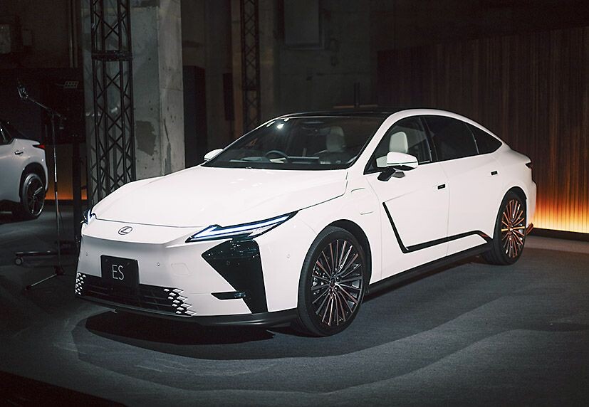 トヨタ、レクサスの新型ESを国内初披露　日本にはHVとEVの計3モデルを導入