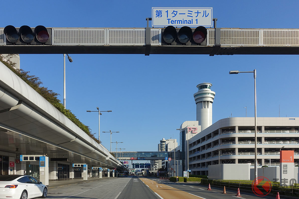 空港道の「ど真ん中にV字駐車」に問題視！ SNS拡散で警察動いた!? 身勝手な駐車はどんな違反に該当する？