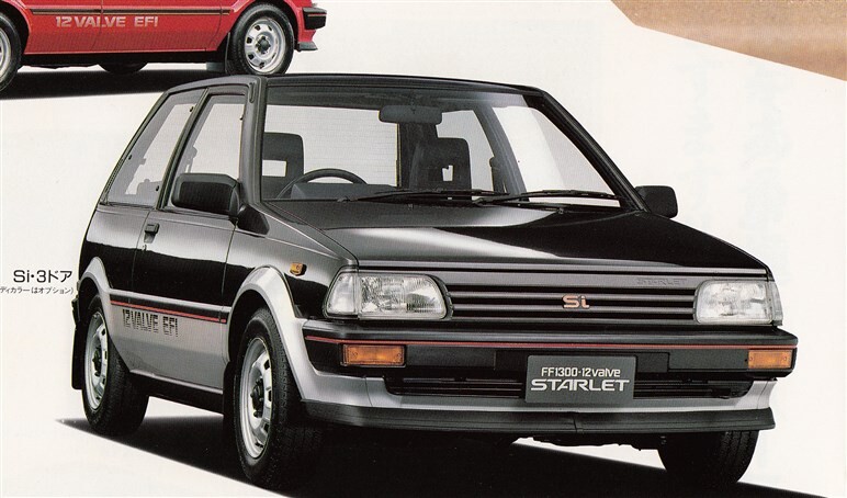 あのヤリスの祖先「スターレット」は雨の日が危険なほど強烈なパワーが自慢の“かっとびマシン”だった