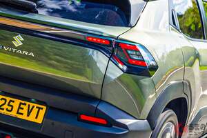 【イギリス】730万円超え!? スズキ新型「“コンパクト”SUV」発表！ 全長4.3m級ボディ＆高性能「4WD」採用！ パワフルな「イービターラ」価格公表